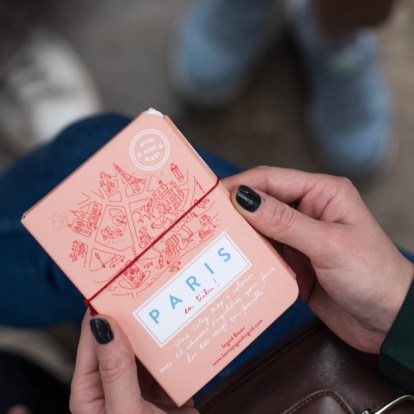 mini-city-guide-a-colorier-paris-version-francaise